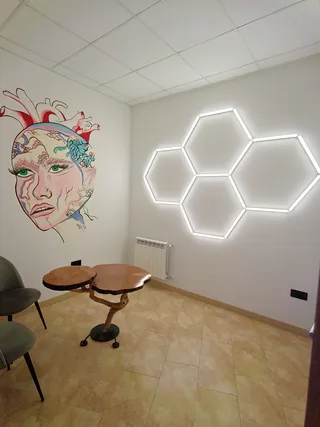Sala con el mural «La cara del corazón»