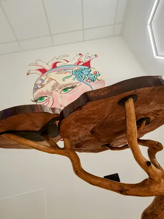 Sala consagrada con el dibujo en la pared y la mesa de raíz de madera