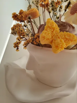 Detalle del centro: una vela y flores secas